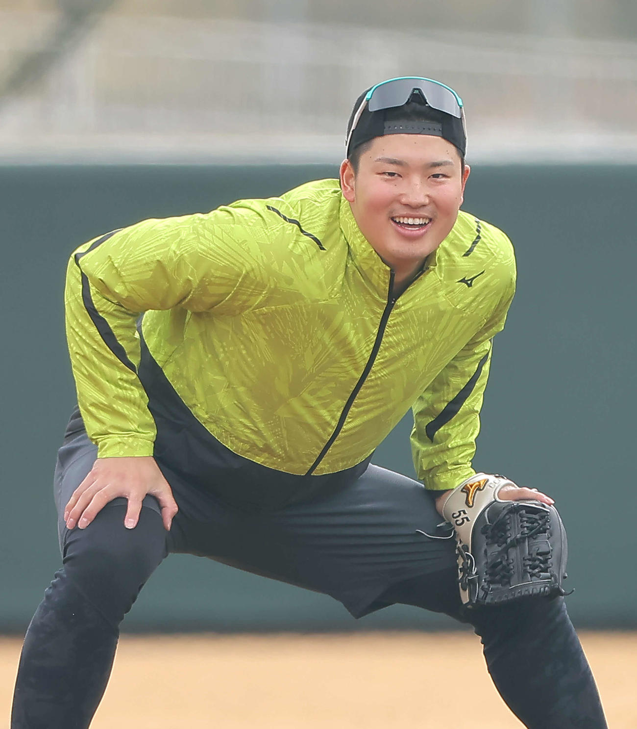 笑顔でノックを受けるヤクルト村上（代表撮影）