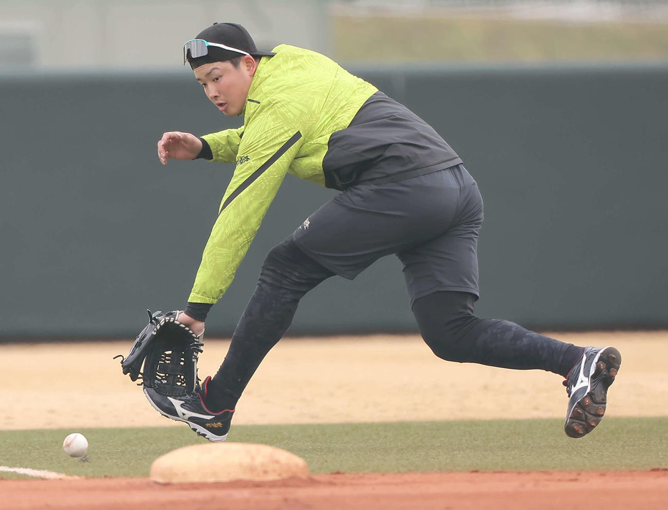 ノックを受けるヤクルト村上（代表撮影）