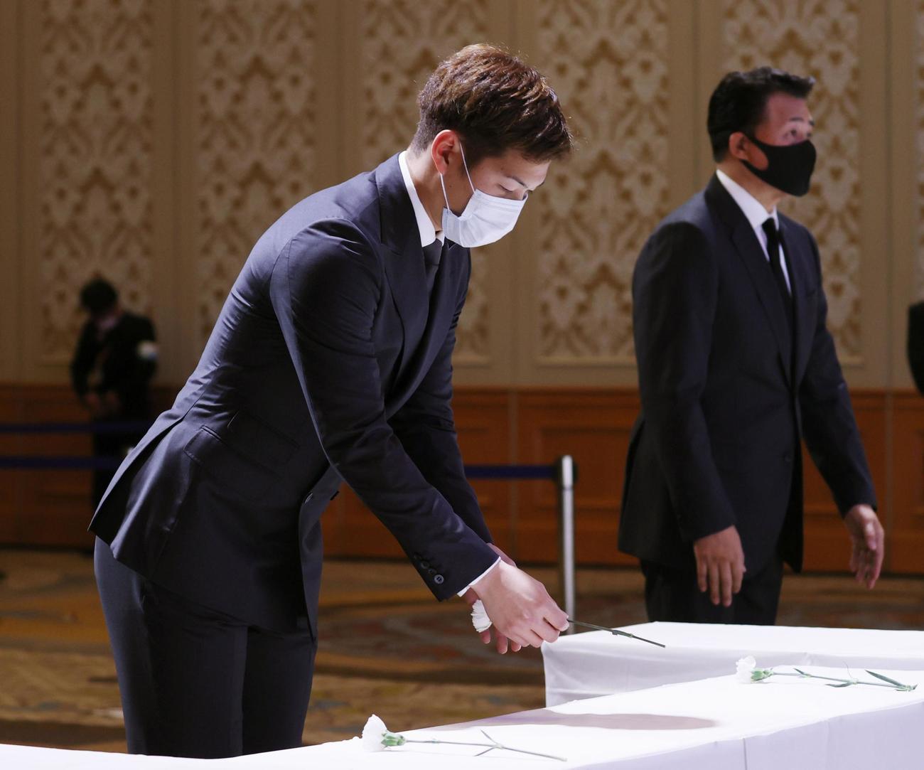 高木守道さんを悼み献花する中日・京田内野手。奥は与田監督（共同）