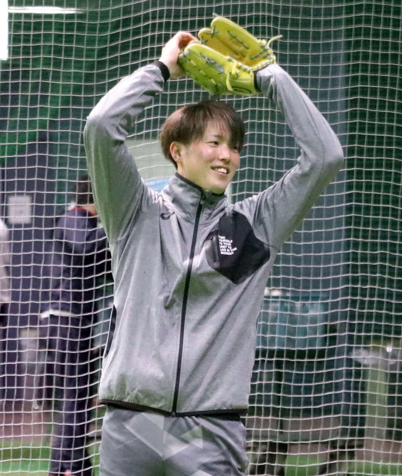 練習中に笑顔をみせる広島森下（撮影・古財稜明）