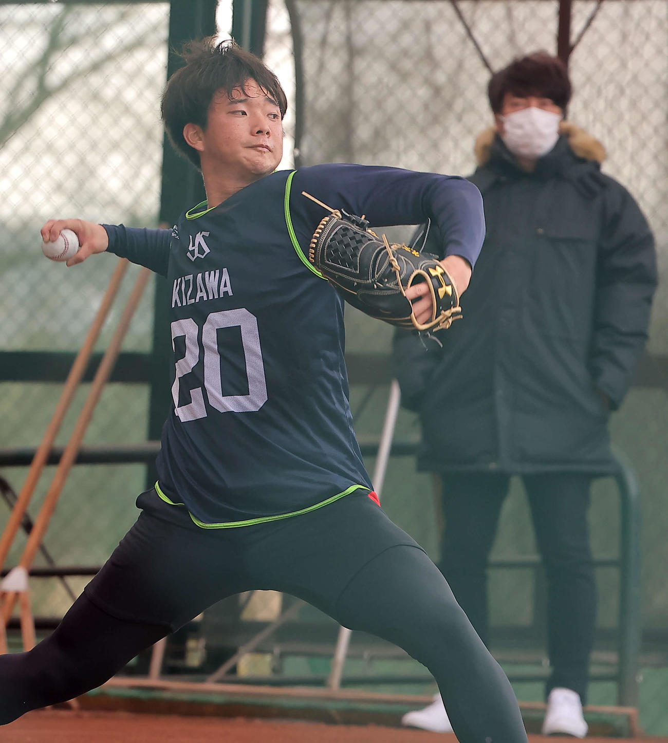 高津監督（右）が見守る中、ブルペンで投球するヤクルト木沢（代表撮影）