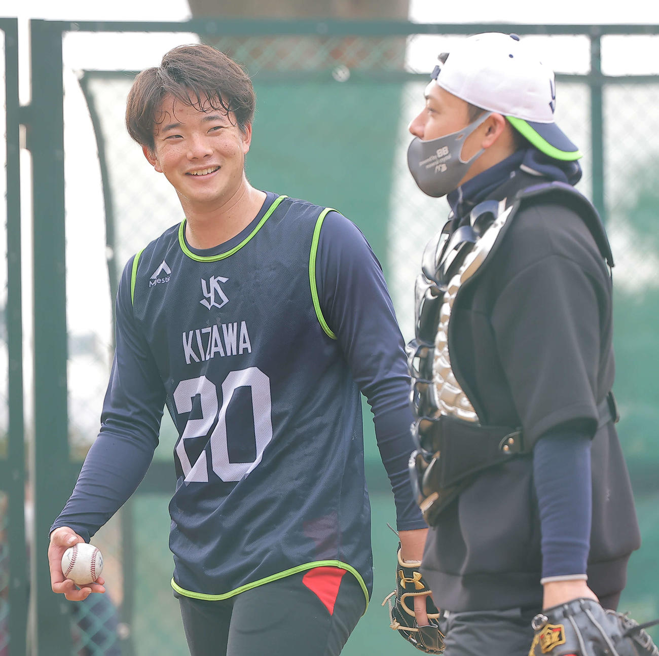 ブルペン投球後に捕手と言葉をかわすヤクルト木沢（左）（代表撮影）