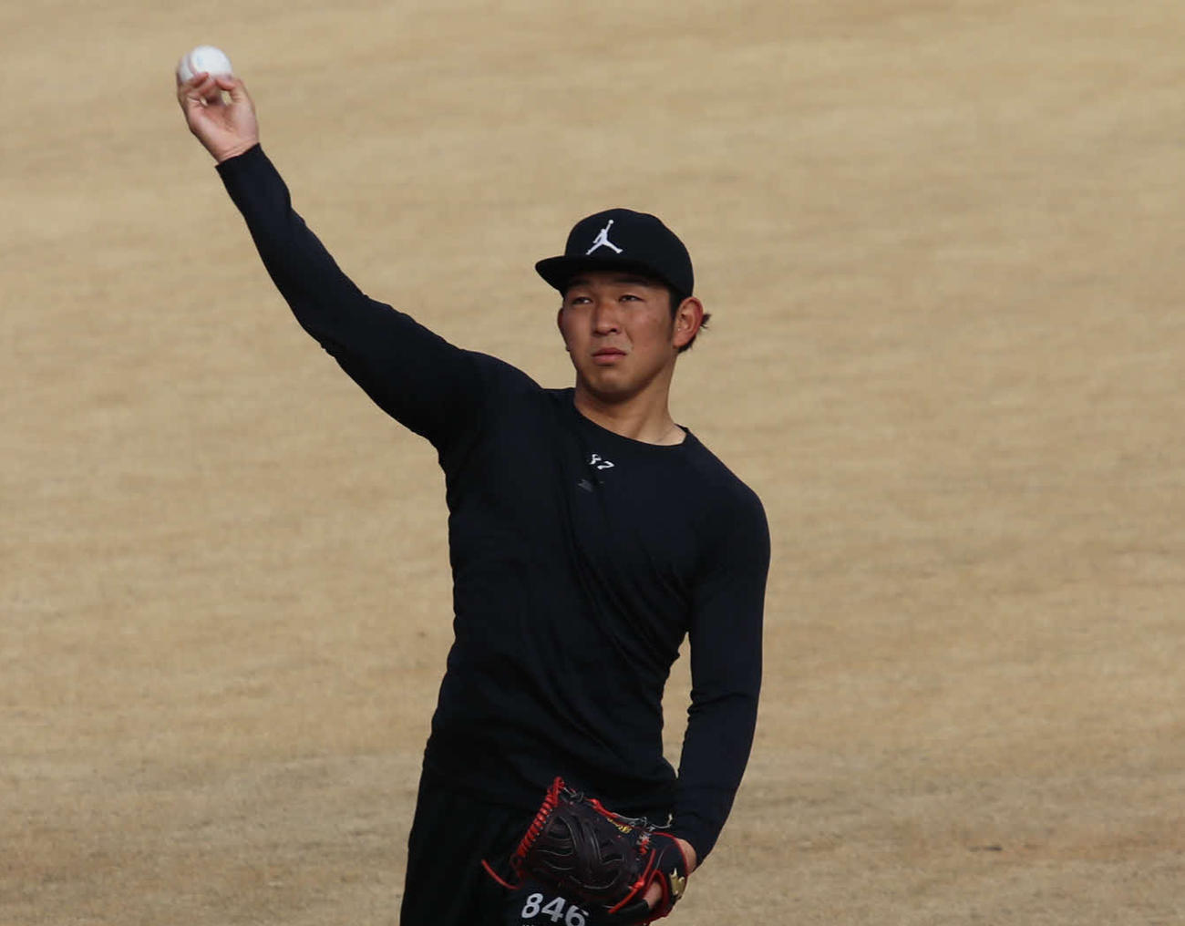 キャッチボールをする日本ハム柿木（撮影・山崎純一）