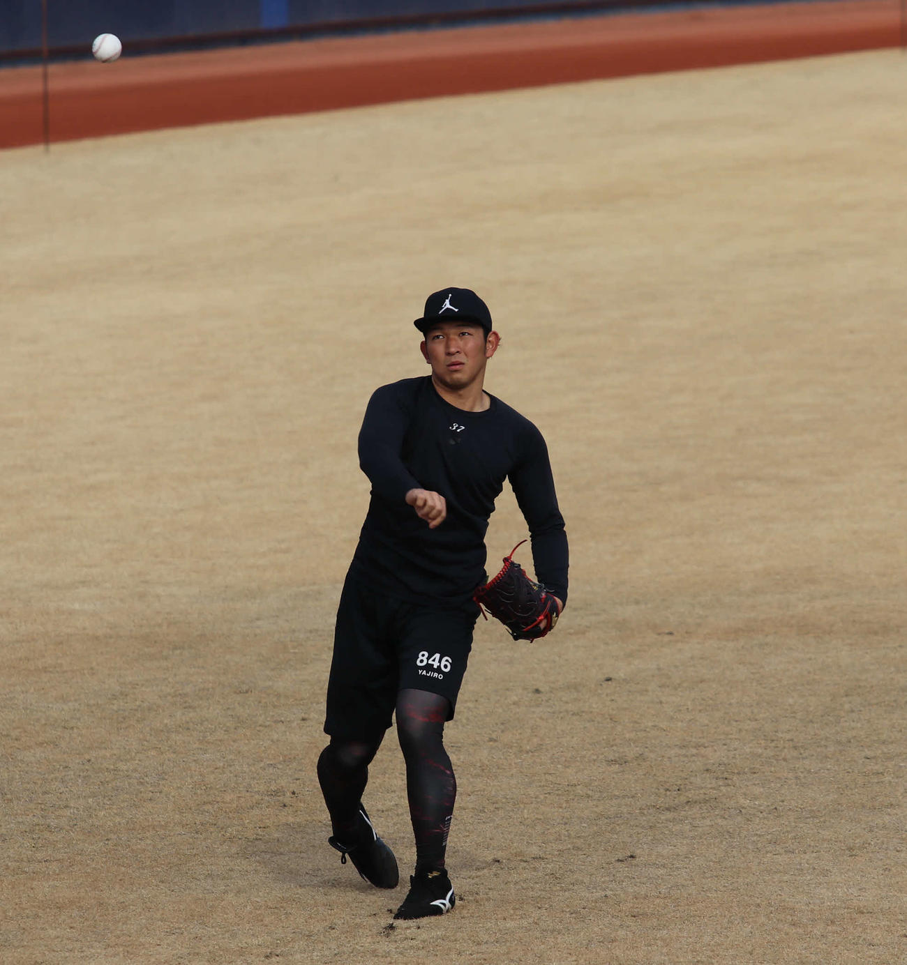 キャッチボールをする日本ハム柿木（撮影・山崎純一）