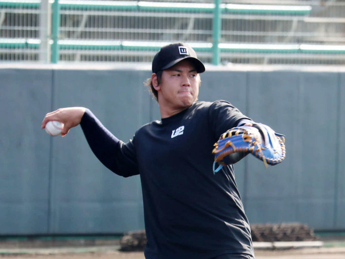 16日、沖縄で自主トレをする梅野（球団提供）