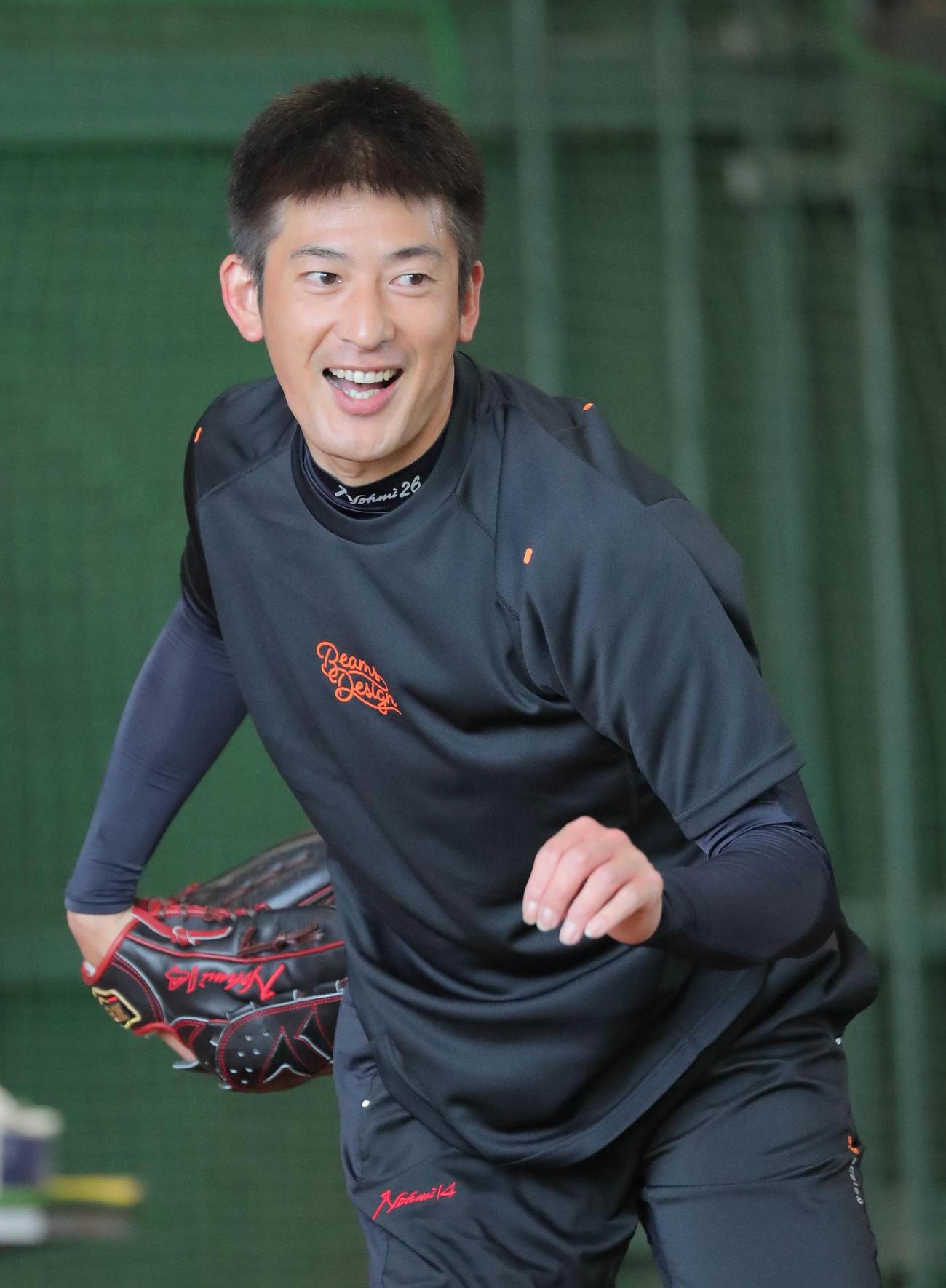 ブルペンでの投球練習中、笑顔をみせる能見（代表撮影）