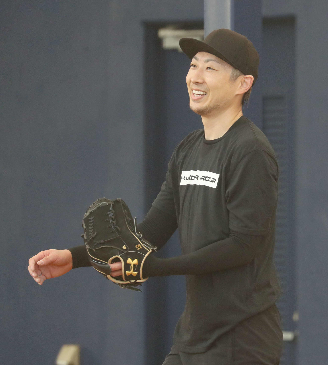 ブルペンで笑顔を見せる日本ハム金子（撮影・佐藤翔太）