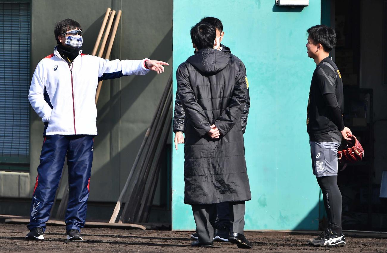 ブルペンに入る村上頌樹（右）に声を掛ける阪神平田勝男2軍監督（代表撮影）
