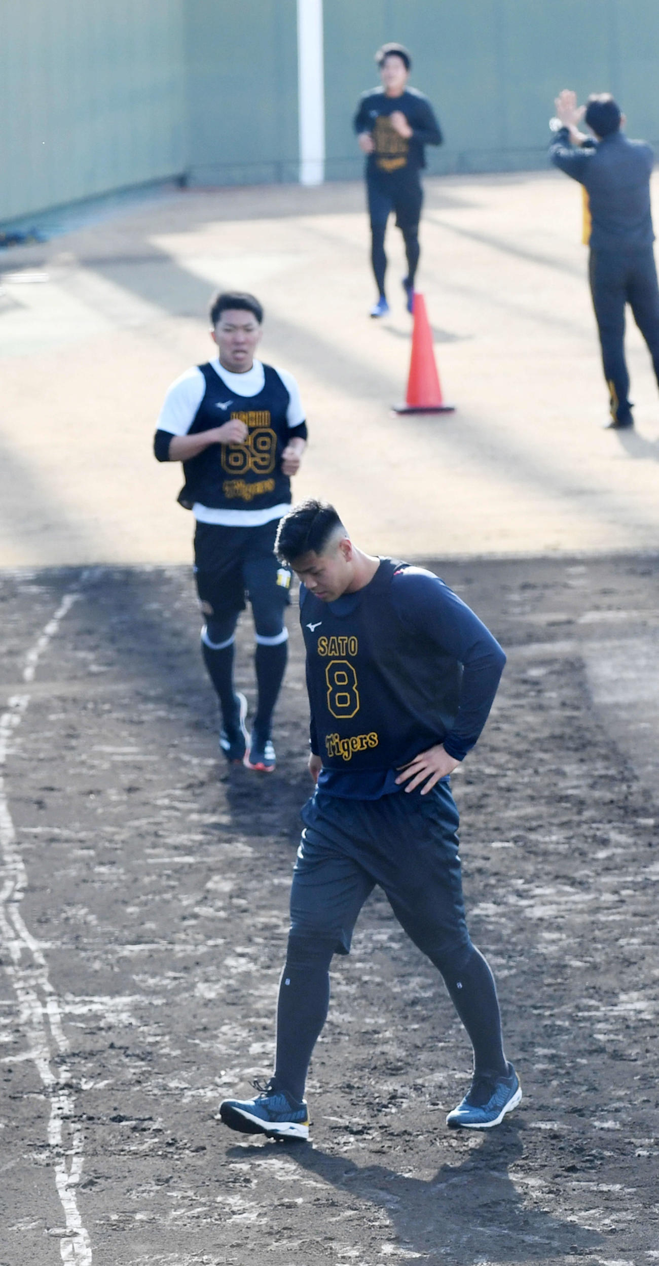 3000メートル走を途中で回避した阪神佐藤輝（右）はベンチに引き揚げる（代表撮影）