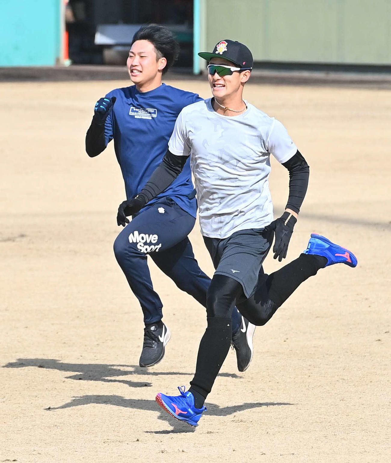 外野をダッシュする小幡（右）と牧（代表撮影）