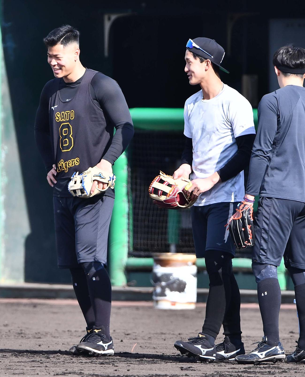 佐藤輝（左）と談笑する小幡（代表撮影）