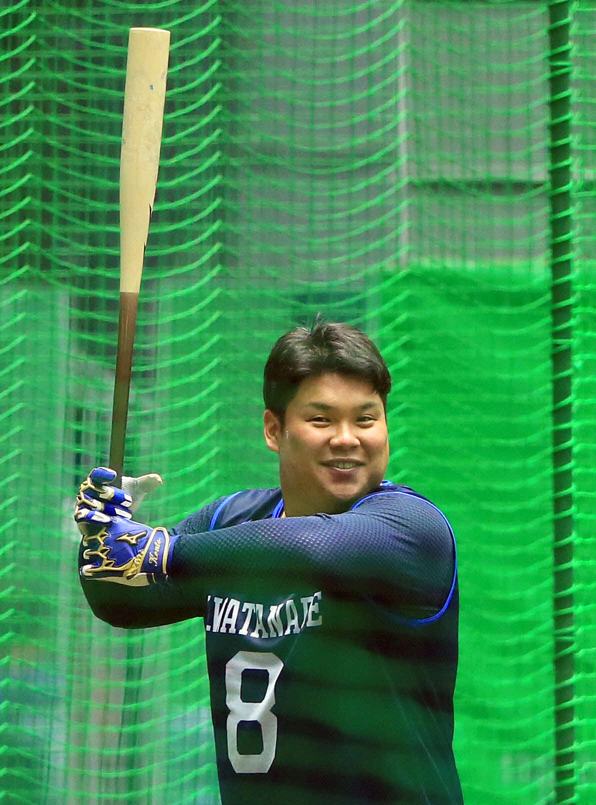 西武新人合同自主トレでの打撃練習中、笑顔を見せるドラフト1位の渡部（代表撮影）