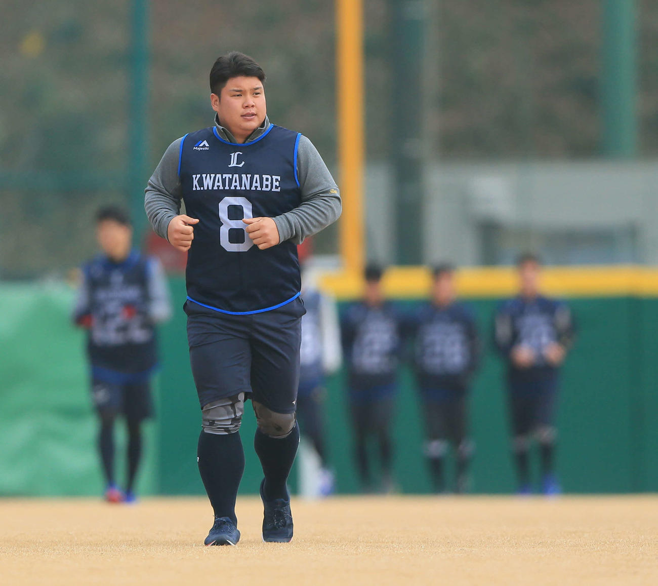西武新人合同自主トレでランニングするドラフト1位の渡部（代表撮影）