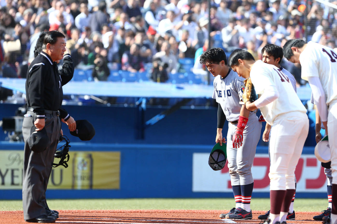 早慶戦の試合前にあいさつをする両チーム（2019年11月2日撮影）