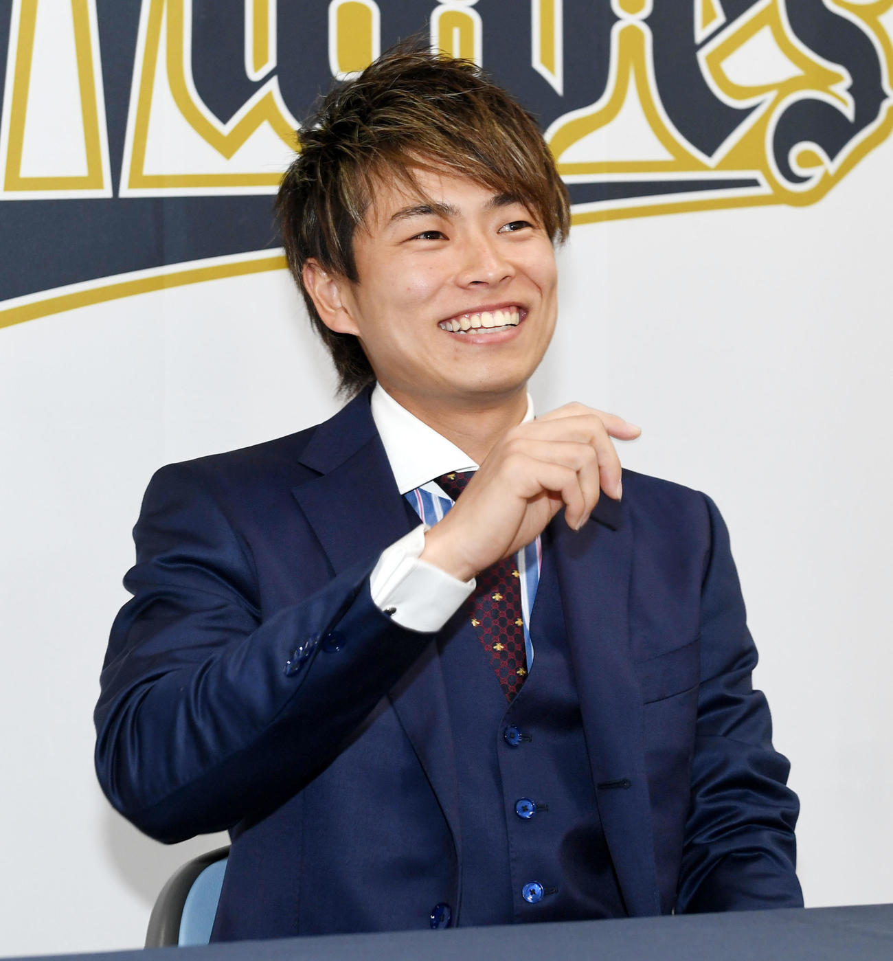 ダウンで契約更改も会見で笑顔を見せるオリックス山岡（代表撮影）