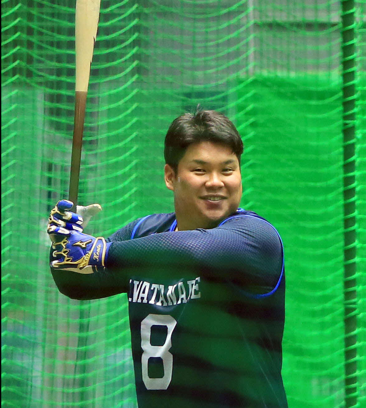 西武新人合同自主トレでの打撃練習中、笑顔を見せるドラフト1位の渡部（代表撮影）
