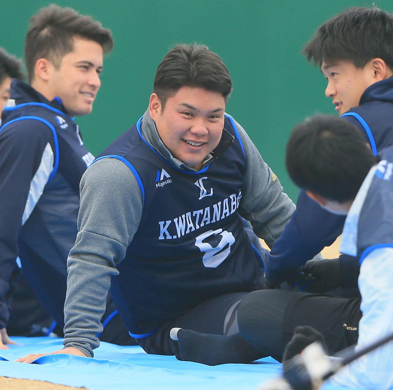 西武新人合同自主トレで談笑するドラフト1位の渡部（代表撮影）