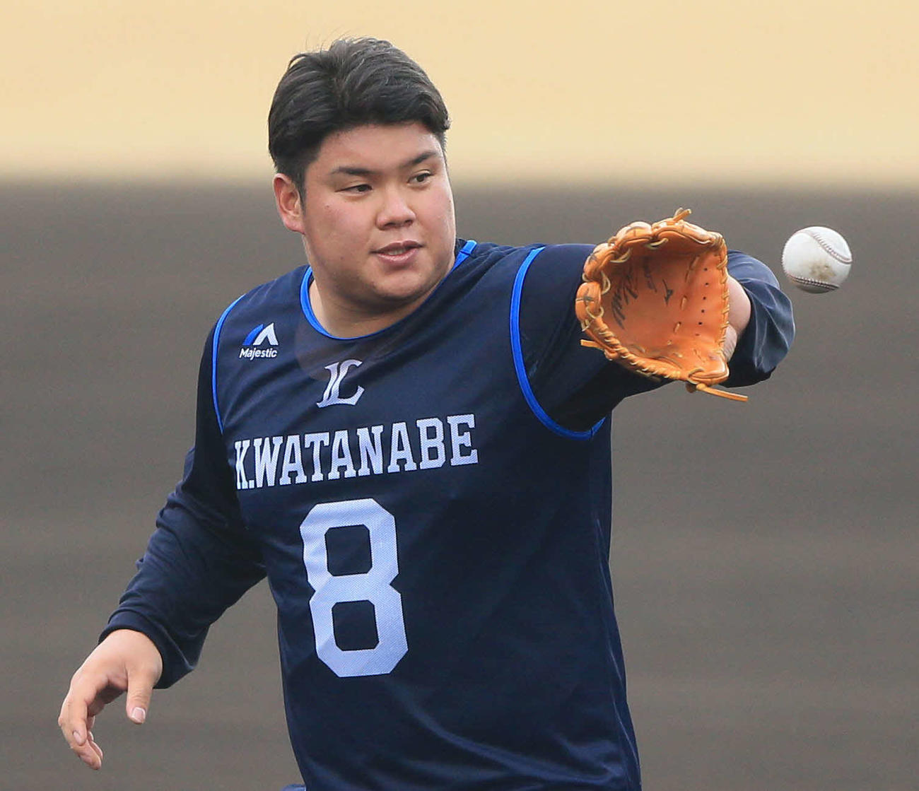 西武新人合同自主トレでキャッチボールするドラフト1位の渡部（代表撮影）