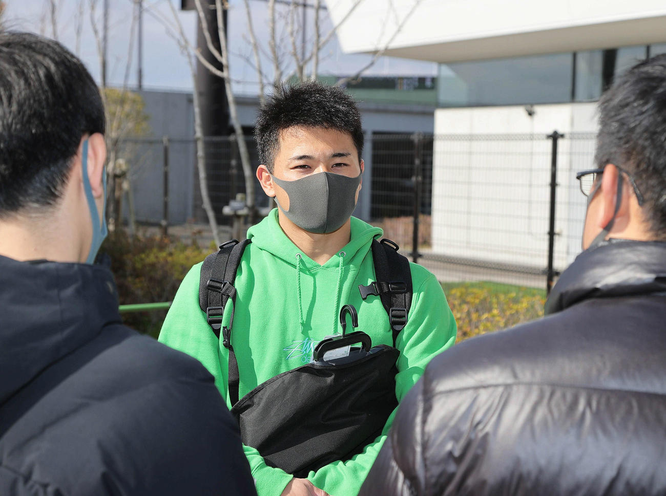 囲み取材に応じる谷川原（代表撮影）