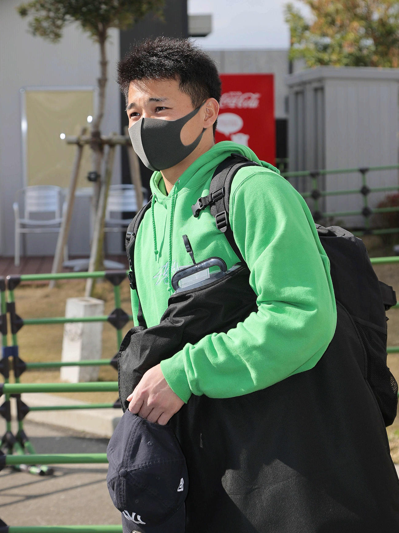 囲み取材に応じる谷川原（代表撮影）