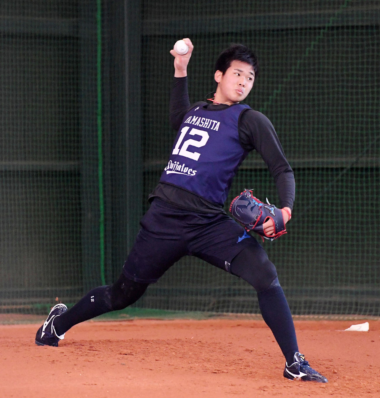 ブルペンで投球練習を行うオリックス山下（代表撮影）