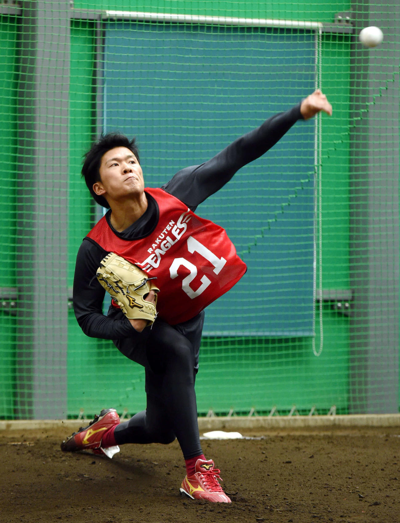 ブルペンで投球練習をする楽天早川（撮影・相沢孔志）