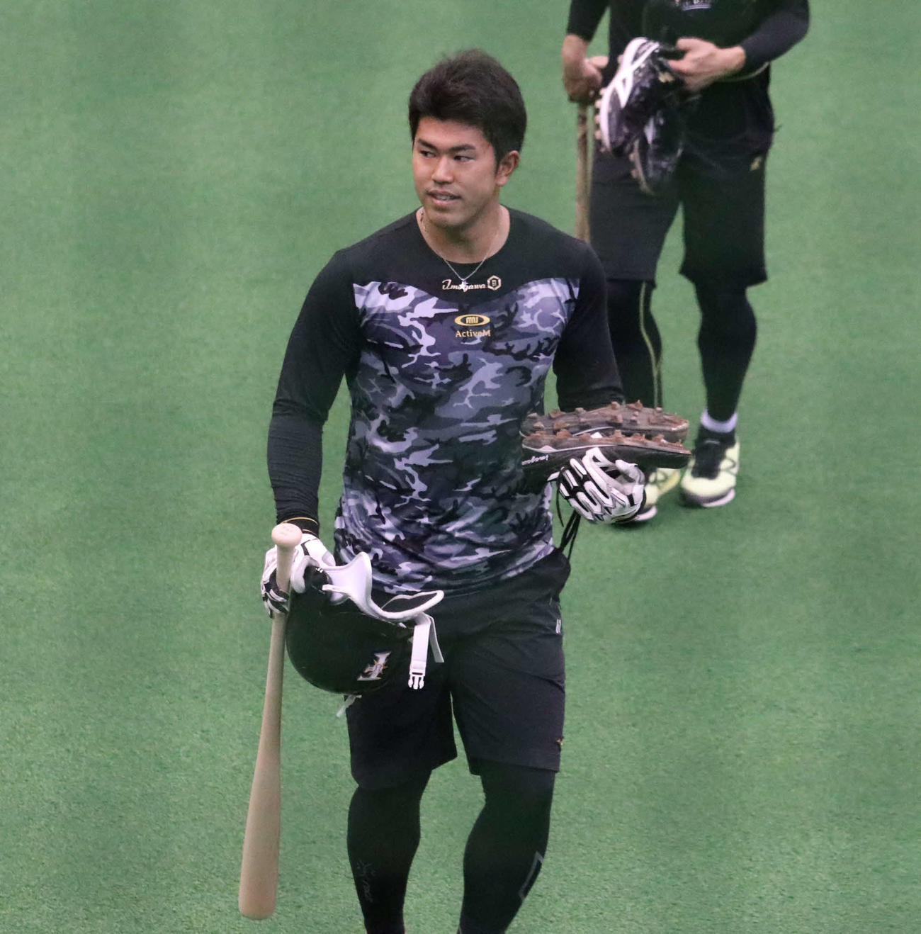 室内練習場での打撃練習を終え移動する日本ハム今川（撮影・山崎純一）