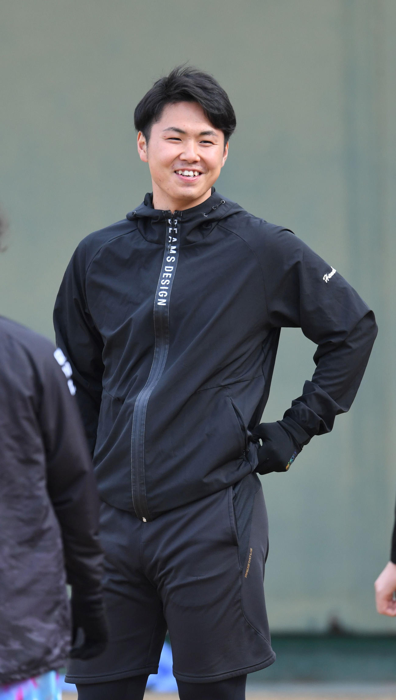 自主トレ中、笑顔を見せる阪神・浜地真澄（代表撮影）