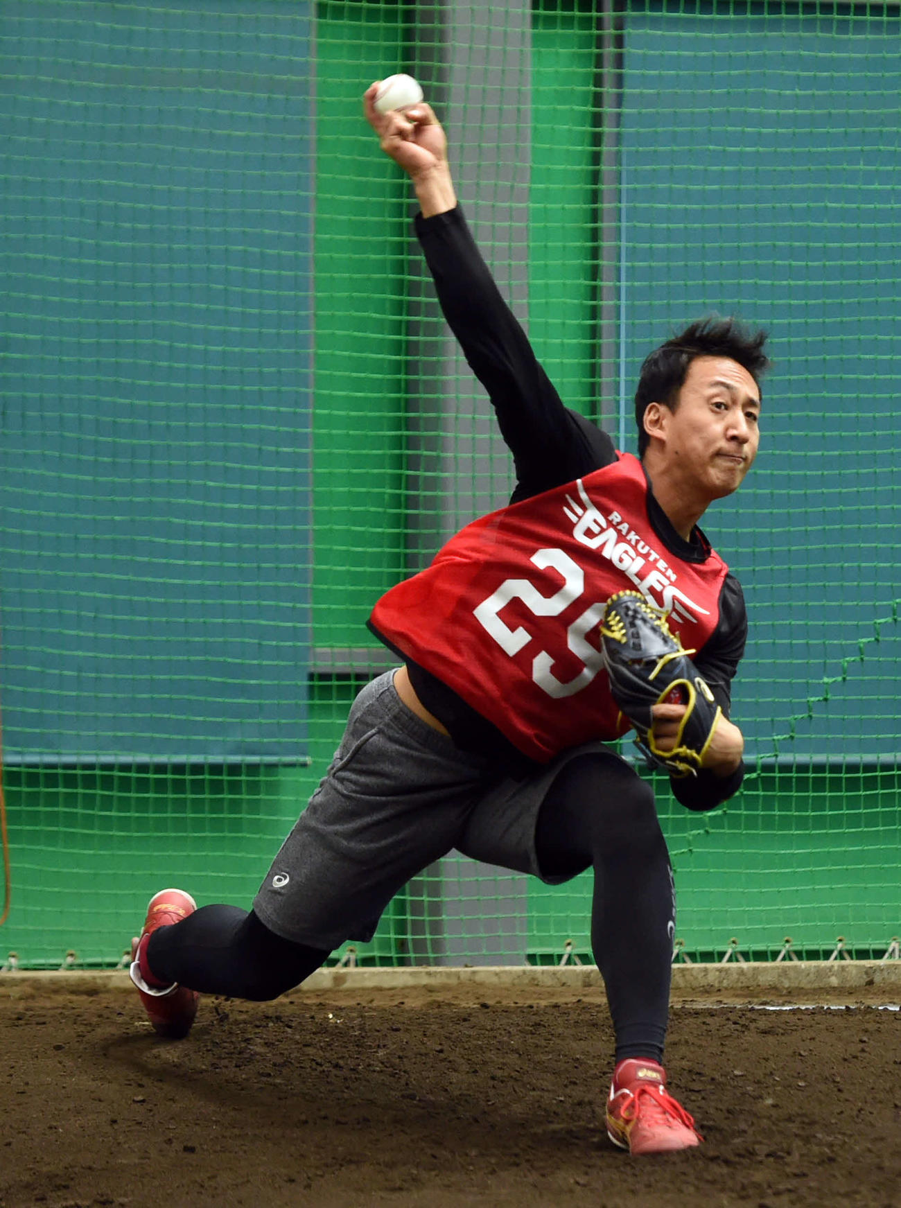 ブルペンで投球練習をする楽天高田孝（撮影・相沢孔志）