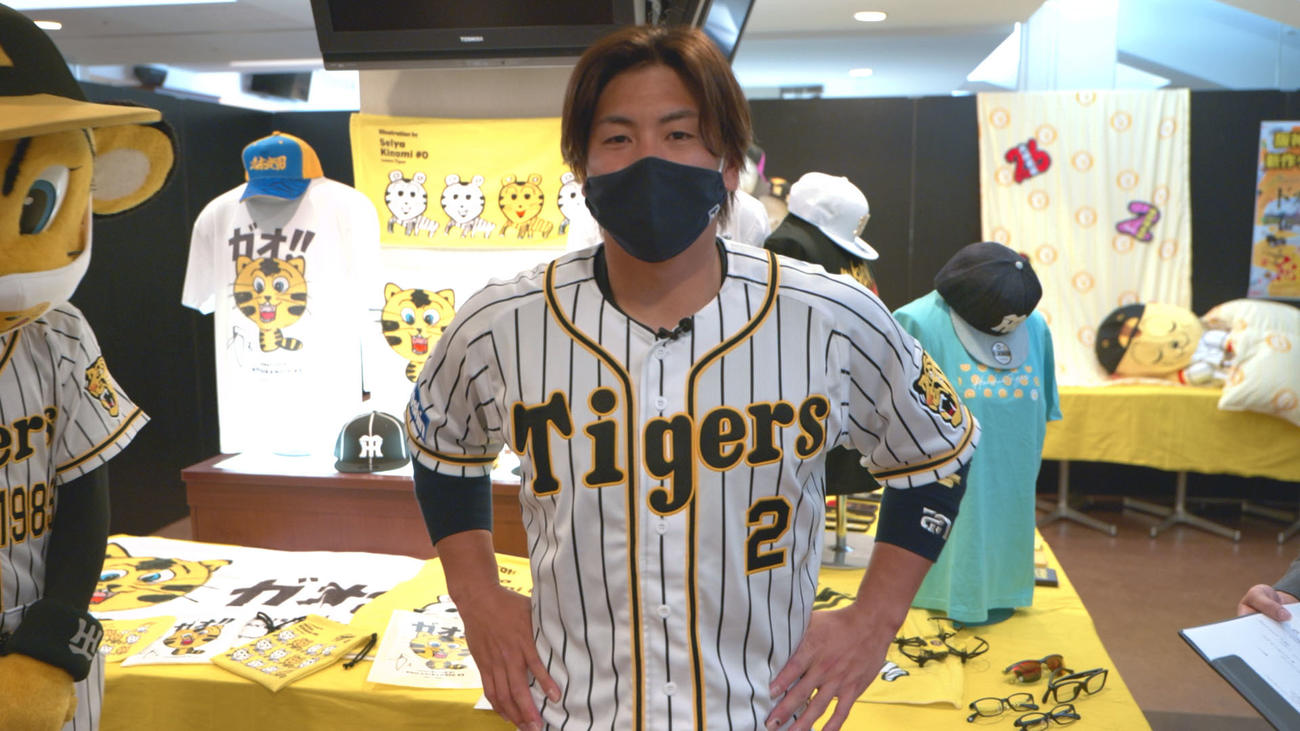 新作タイガースグッズ内覧会で対応する梅野（球団提供）