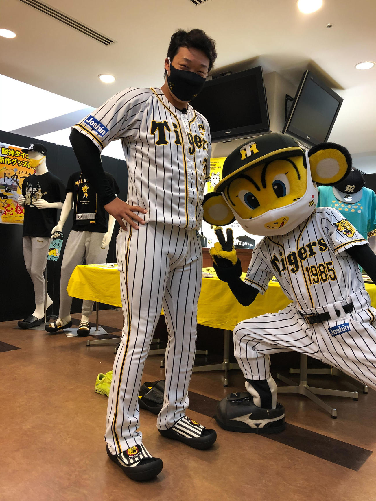 新作タイガースグッズを紹介する大山（球団提供）