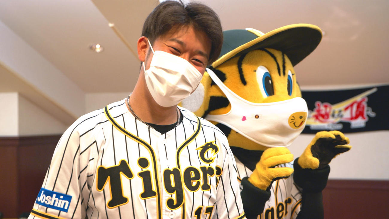 新作タイガースグッズ内覧会で笑顔を見せる岩貞（球団提供）