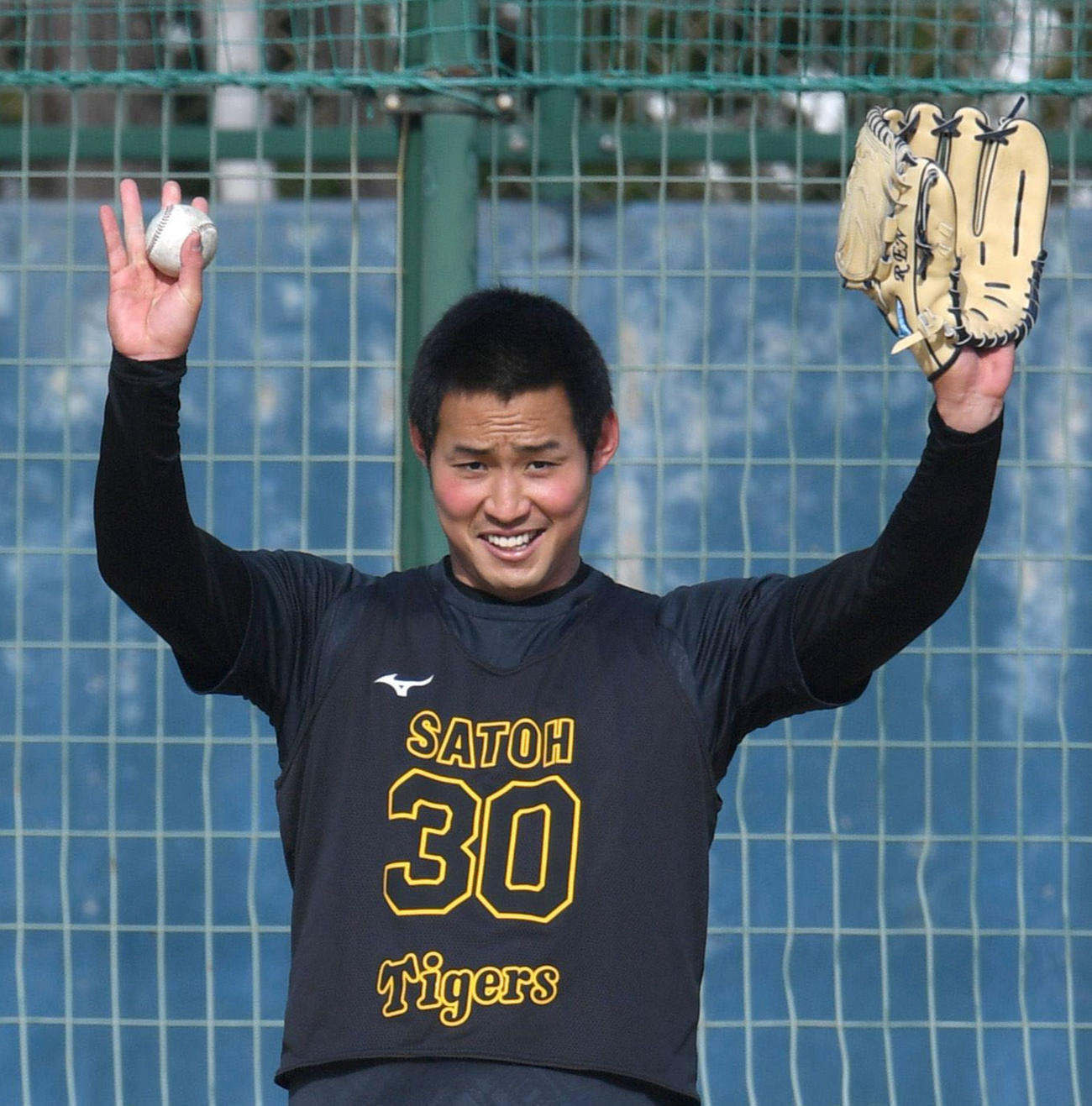 キャッチボールをする阪神佐藤蓮（代表撮影）