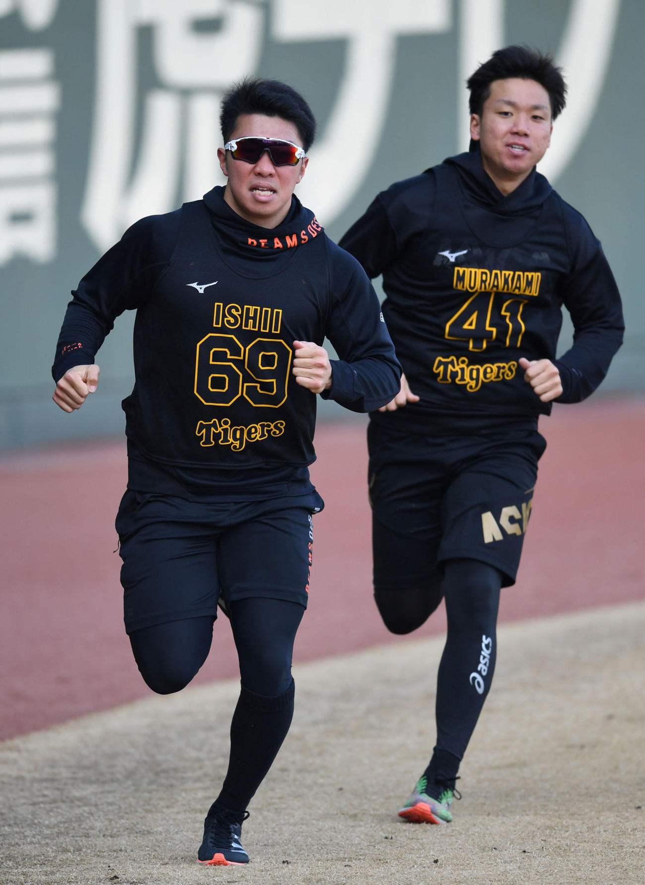 ランニングする阪神石井大（左）と村上（代表撮影）