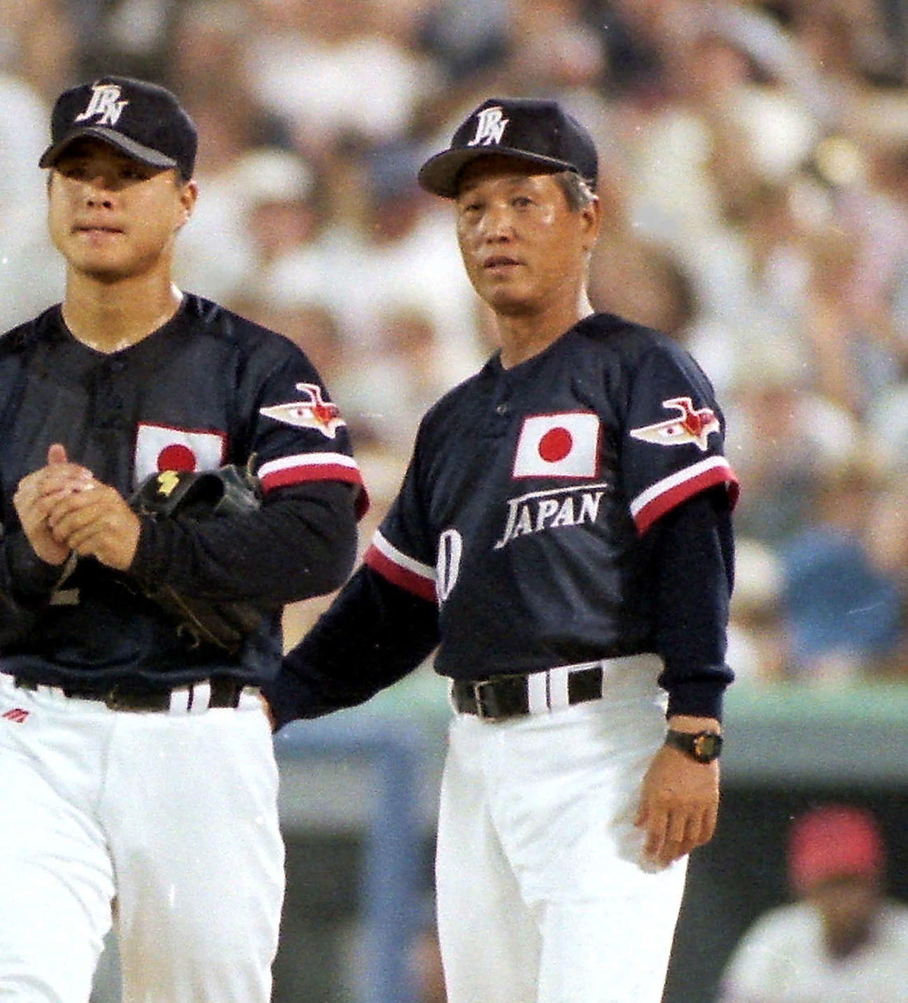 96年8月、アトランタ五輪・決勝のキューバ戦で森中投手(左)に交代を告げる川島勝司監督