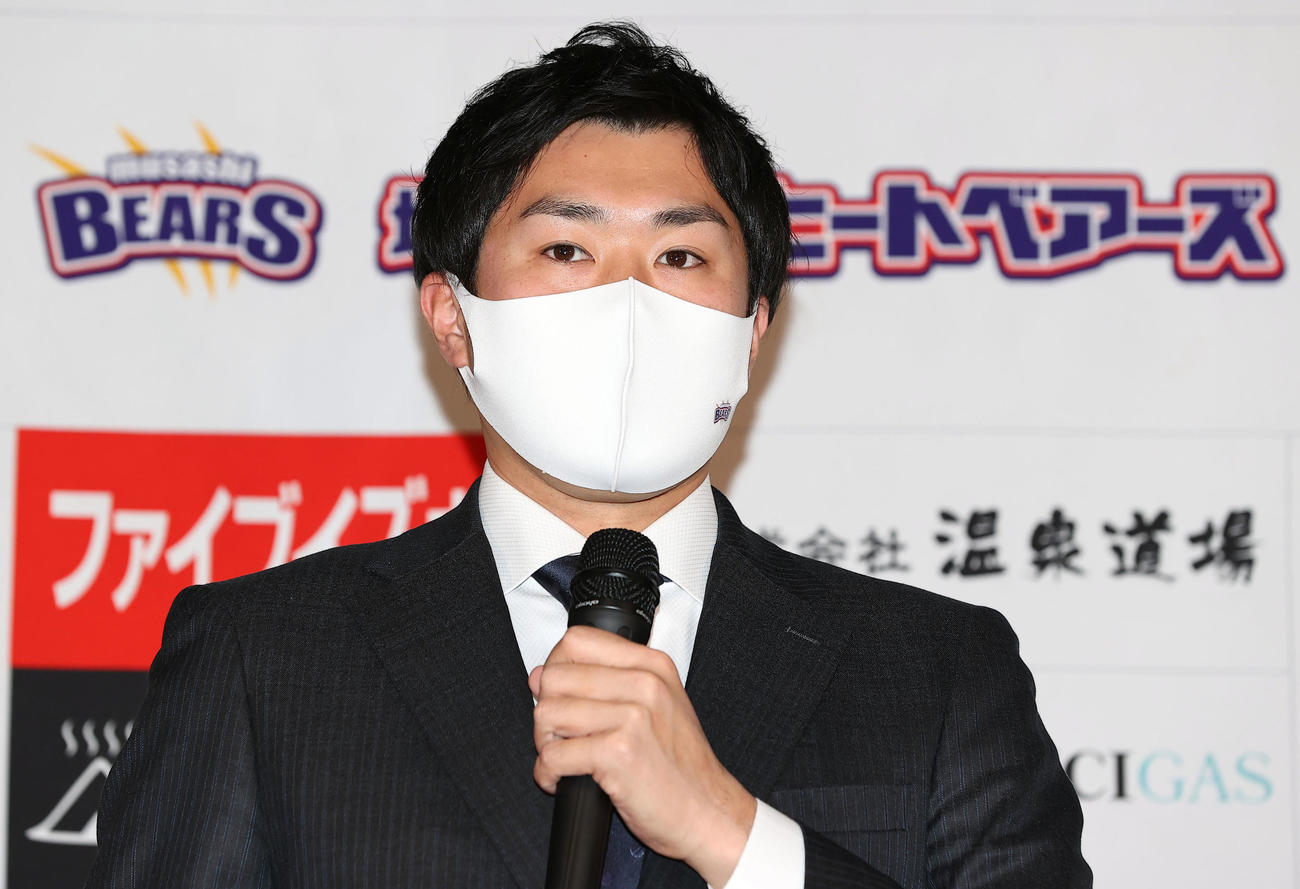 BC・埼玉の入団会見であいさつする佐藤由規（撮影・浅見桂子）