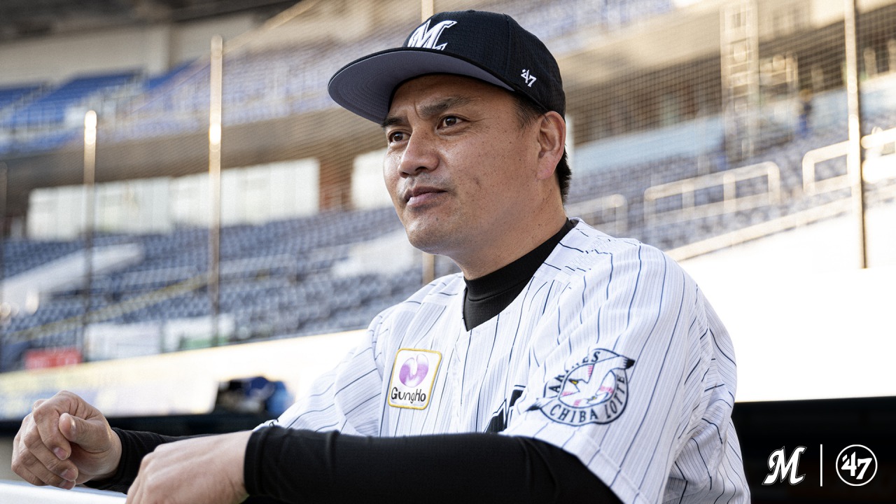 「’47」のロゴが入ったキャップをかぶるロッテ井口監督（球団提供）