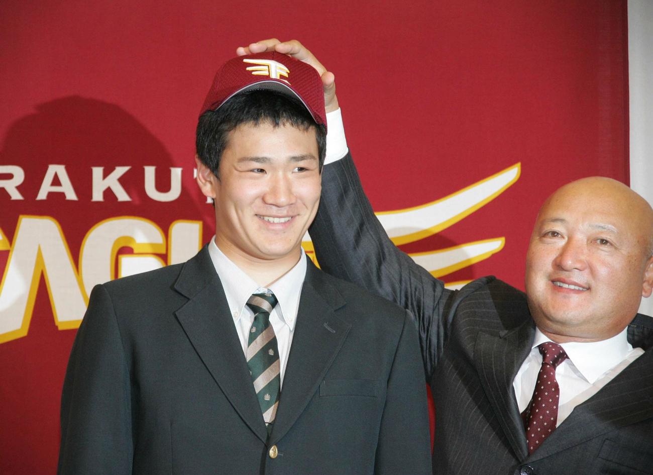 仮契約をすませ、楽天の山下編成本部長に帽子をかぶせられ笑顔（2006年11月2日撮影）