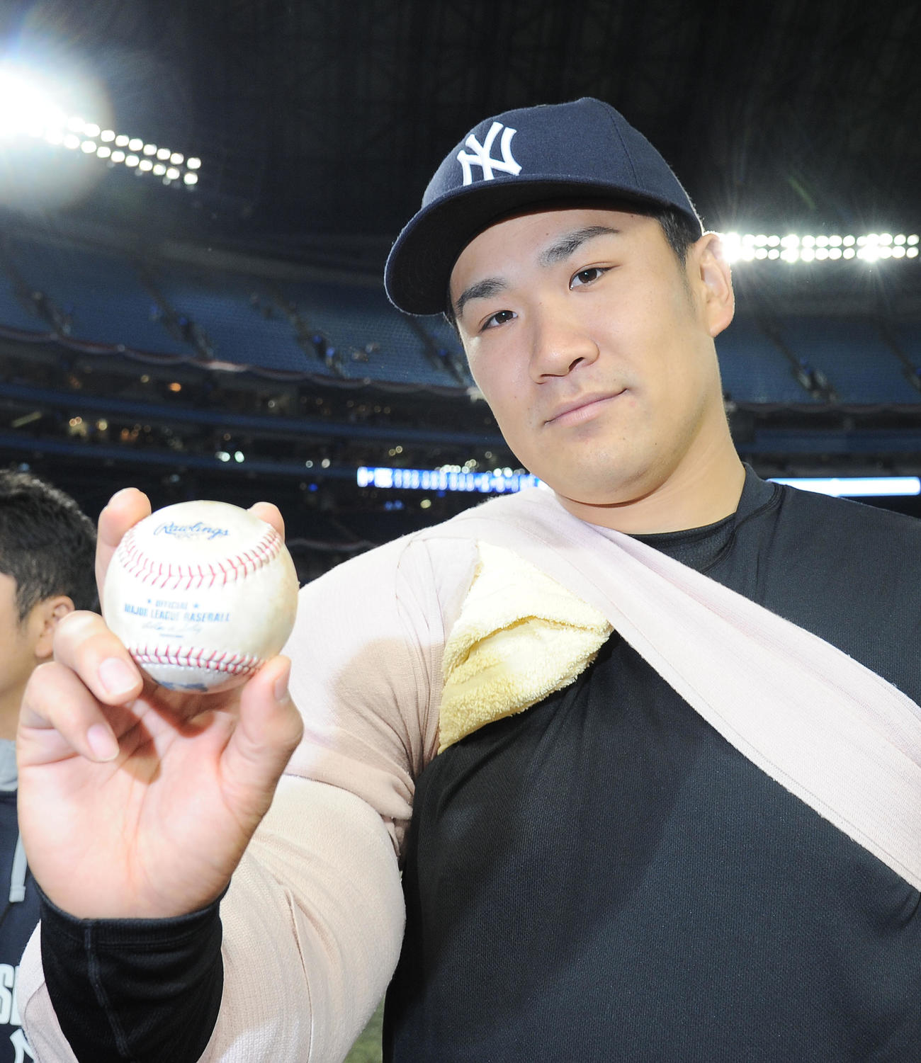 メジャー初登板を白星で飾り、ウイニングボールを手にする（2014年4月4日撮影）