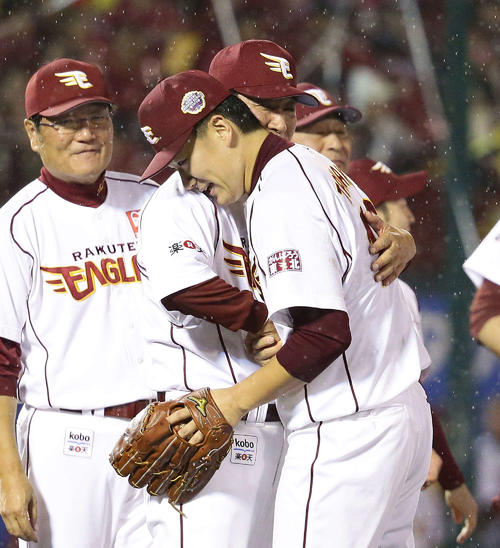 日本一になり星野仙一監督と握手をかわし抱き合う（2013年11月3日撮影）
