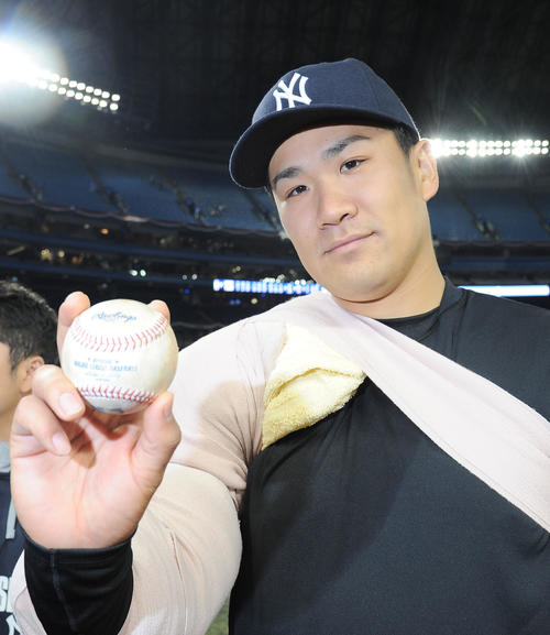 メジャー初登板を白星で飾り、ウイニングボールを手にする（2014年4月4日撮影）