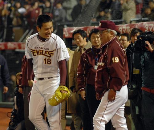 プロ初勝利を挙げ、野村克也監督（右）の祝福に笑顔（2007年4月18日撮影）