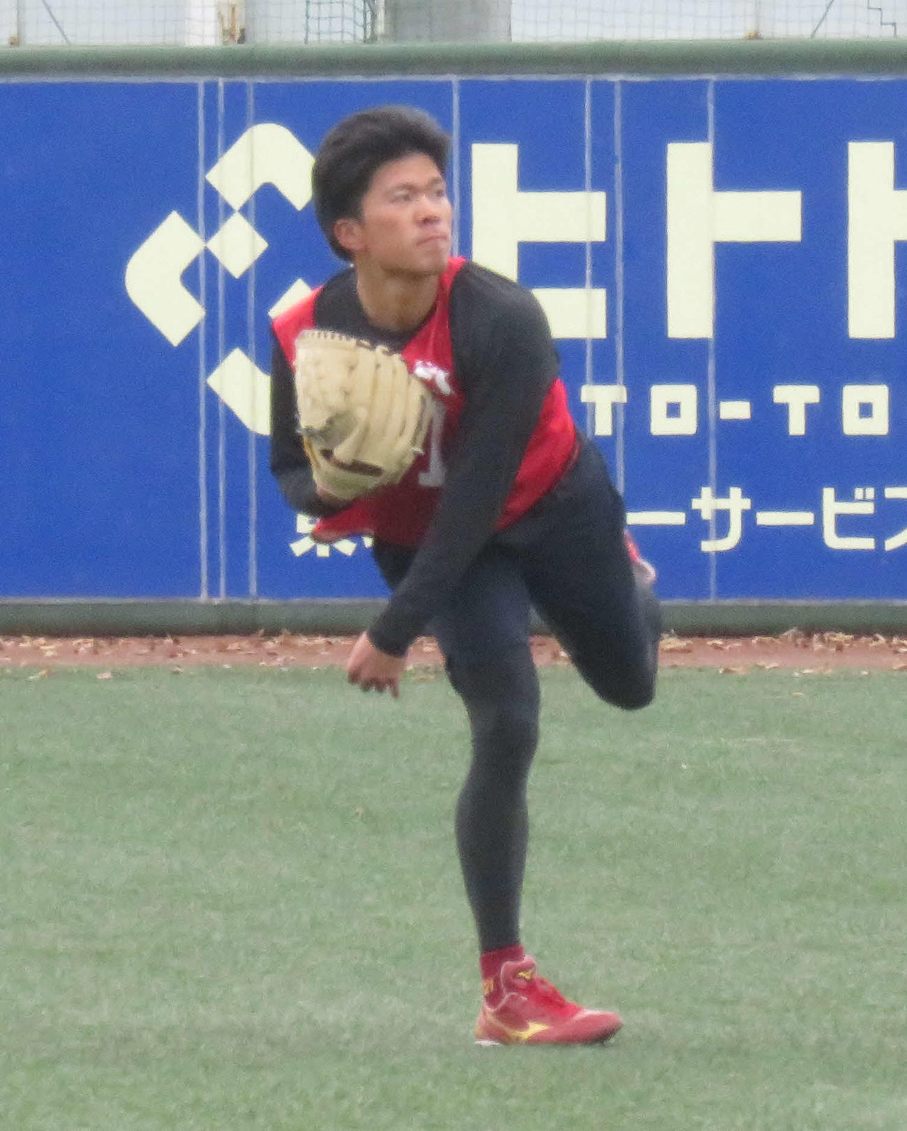新人合同自主トレ最終日で、キャッチボールを行う楽天ドラフト1位早川（撮影・桑原幹久）