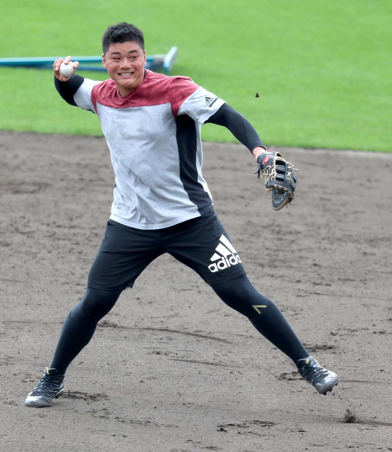 守備練習をする日本ハム清宮（撮影・佐藤翔太）