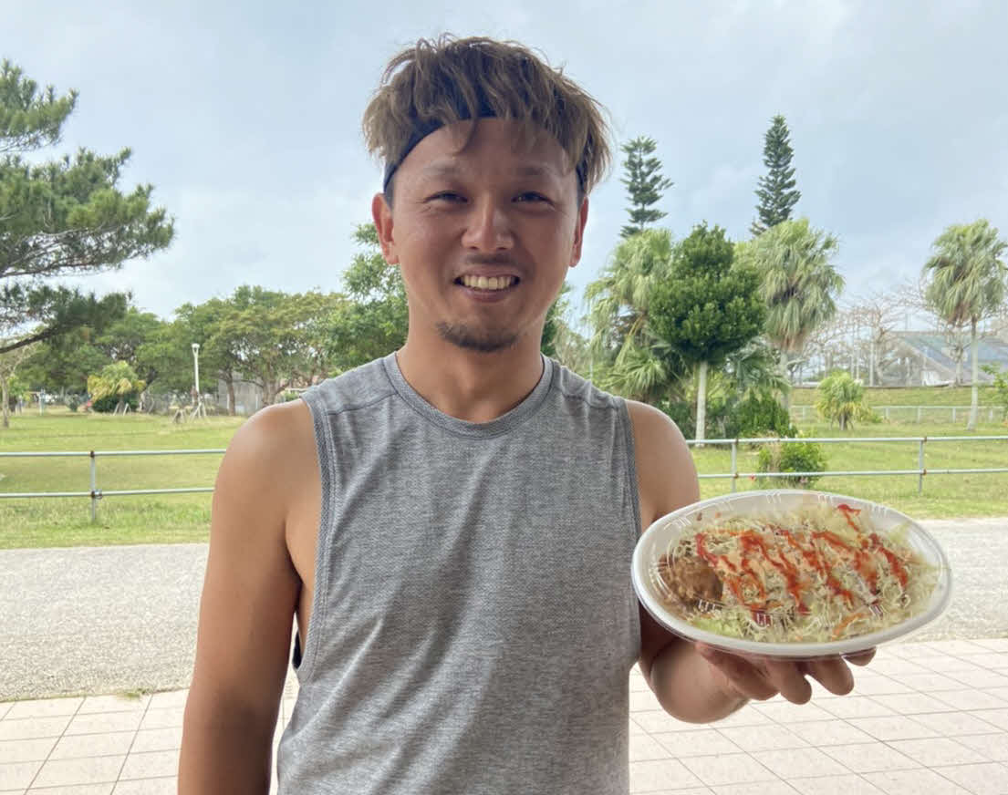 おすすめ「タムライス」を手に笑うロッテ田村（代表撮影）