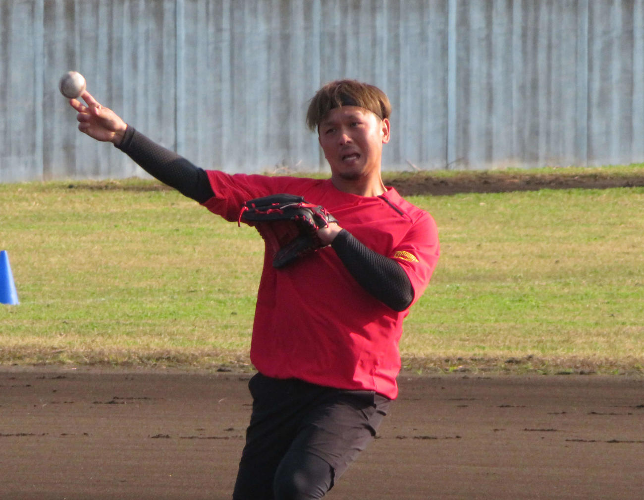 自主トレを行うロッテ田村（撮影・金子真仁）