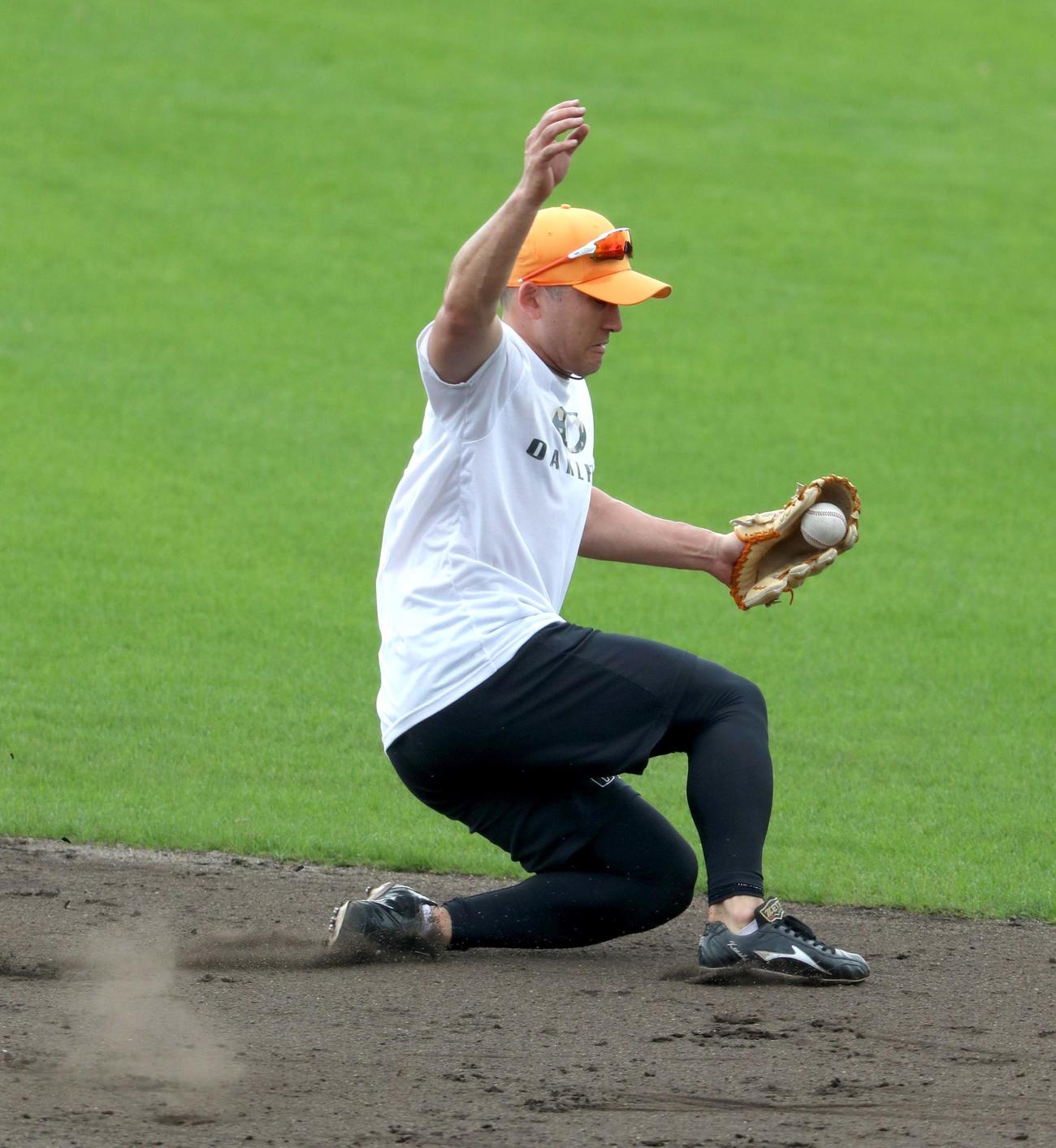 守備練習で華麗な動きを見せる日本ハム杉谷（撮影・佐藤翔太）