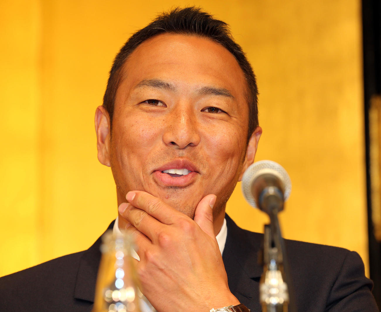 15年2月16日、復帰会見で笑顔を見せ、抱負を語る黒田