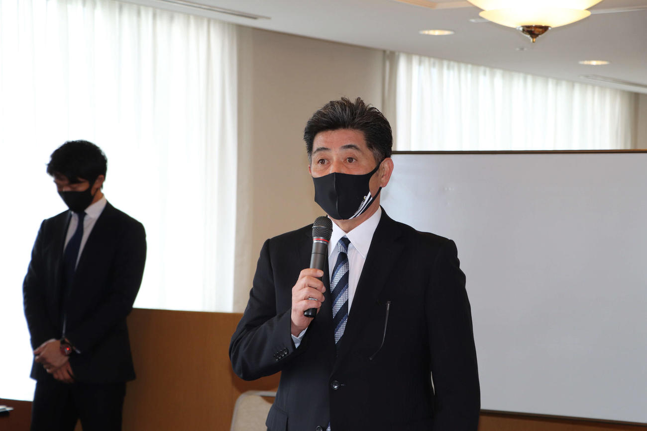 監督コーチ会議で話す工藤監督（球団提供）