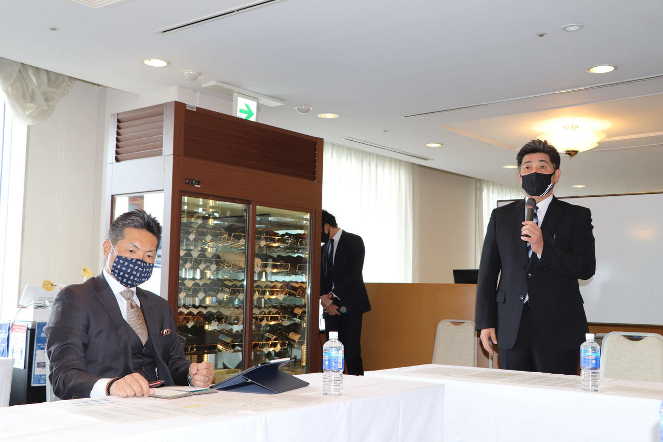 監督コーチ会議で話す工藤監督。左は小久保ヘッドコーチ（球団提供）